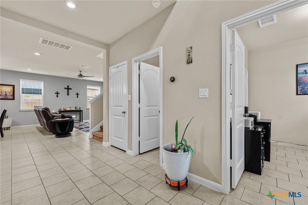 Image 7 of property listing at 673 sheridan park, New Braunfels, TX 78130