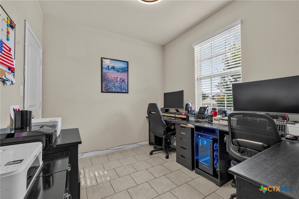 Image 8 of property listing at 673 sheridan park, New Braunfels, TX 78130