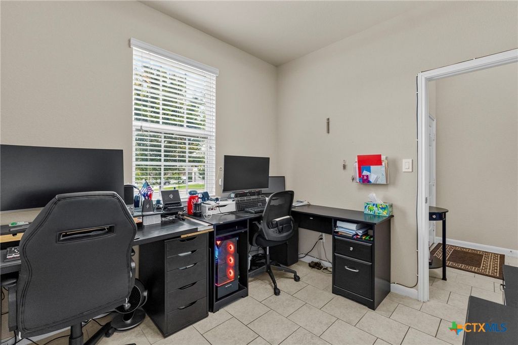 Image 9 of property listing at 673 sheridan park, New Braunfels, TX 78130
