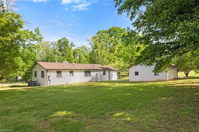 306 Lakeshore Drive, Thomasville, NC 27360