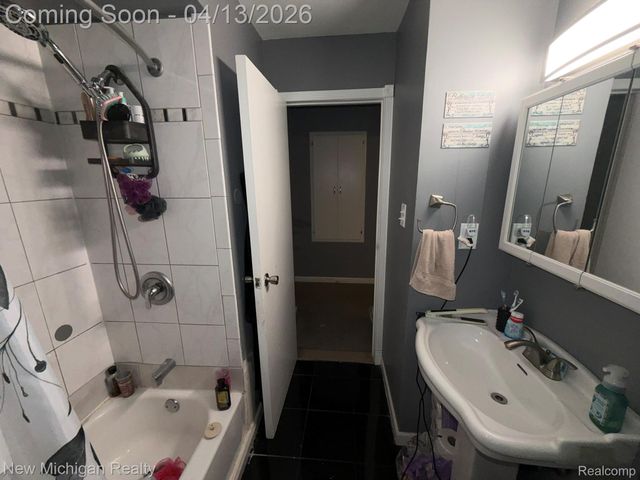 6671 Mayfair Street, Taylor, MI 48180