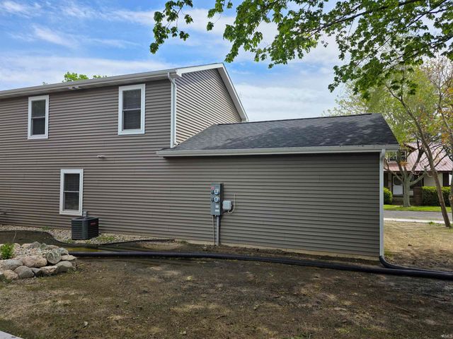 1105 Edwardsburg Ave, Elkhart, IN 46514