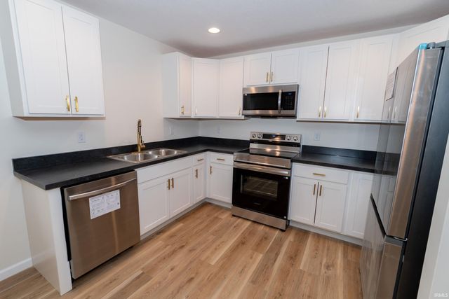 1105 Edwardsburg Ave, Elkhart, IN 46514