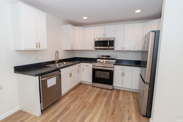 1105 Edwardsburg Ave, Elkhart, IN 46514