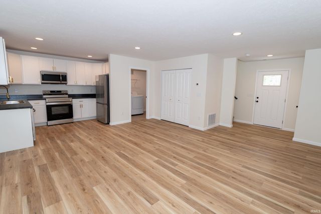 1105 Edwardsburg Ave, Elkhart, IN 46514