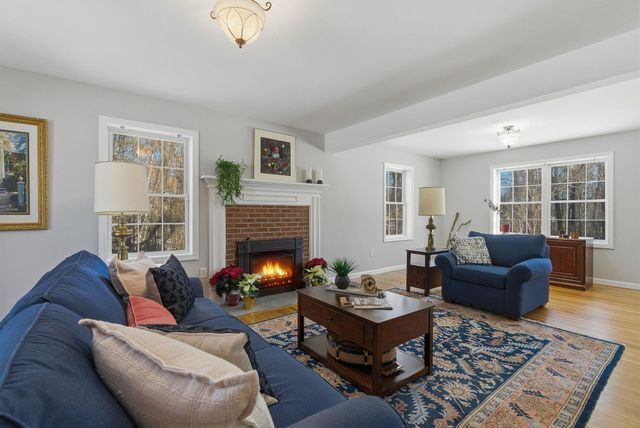 18 Holbrook Road, Bedford, NH 03110