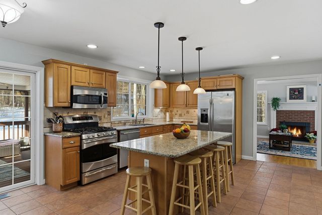 18 Holbrook Road, Bedford, NH 03110