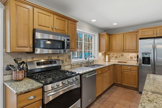 18 Holbrook Road, Bedford, NH 03110