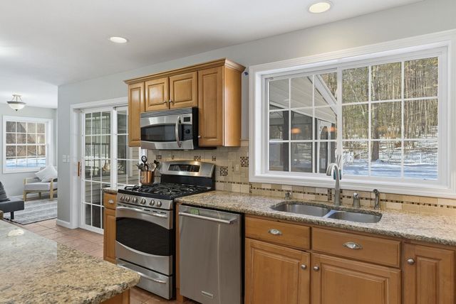 18 Holbrook Road, Bedford, NH 03110