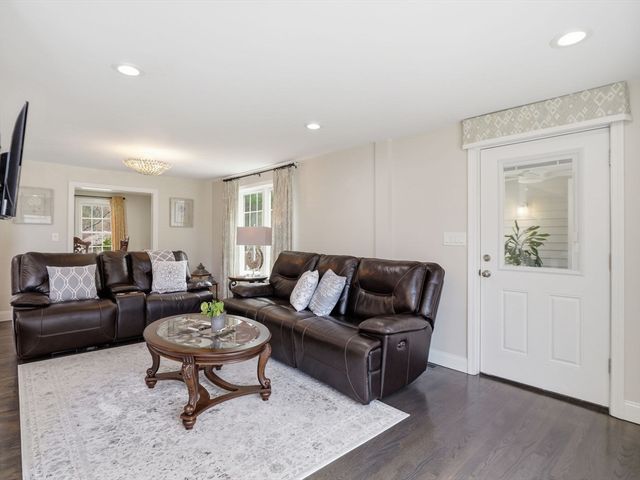 109 Gould Rd, Andover, MA 01810