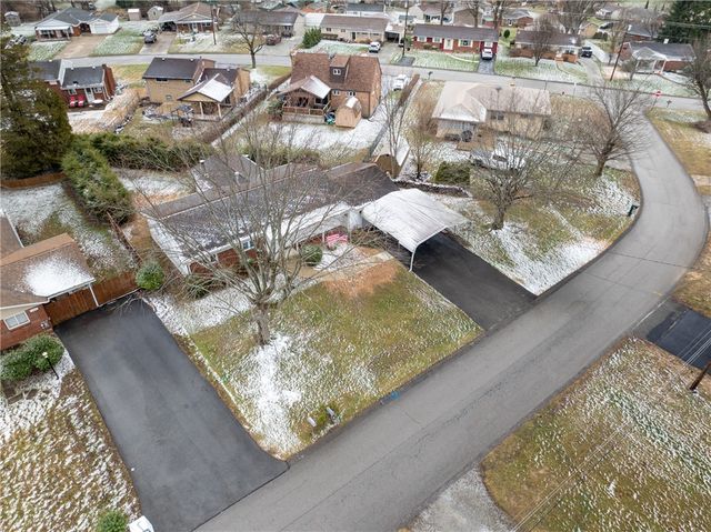 222 Ridgefield Dr, Hempfield Twp, PA 15601