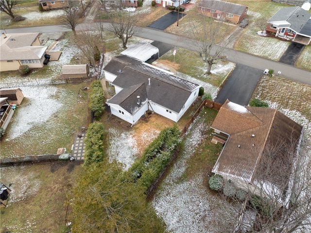 222 Ridgefield Dr, Hempfield Twp, PA 15601