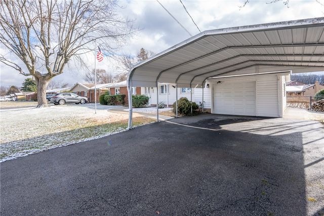 222 Ridgefield Dr, Hempfield Twp, PA 15601
