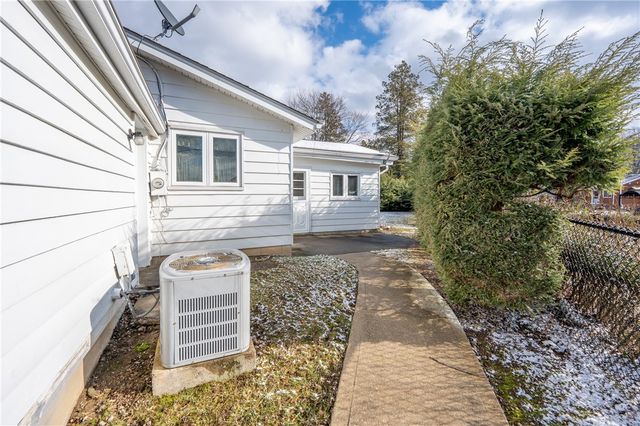 222 Ridgefield Dr, Hempfield Twp, PA 15601