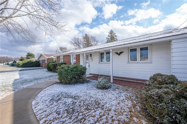 222 Ridgefield Dr, Hempfield Twp, PA 15601