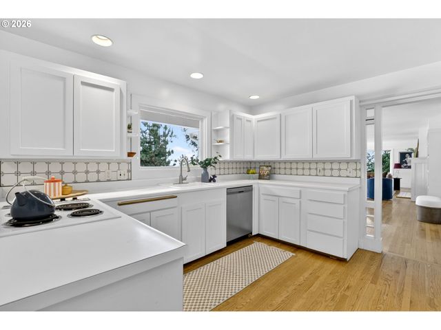 3435 Nw LURAY Ter, Portland, OR 97210