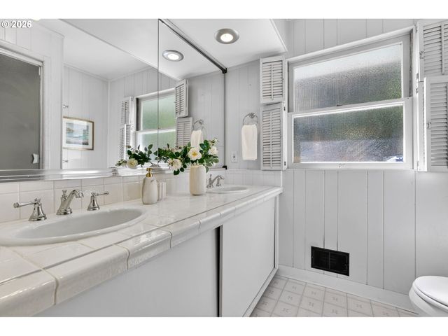 3435 Nw LURAY Ter, Portland, OR 97210