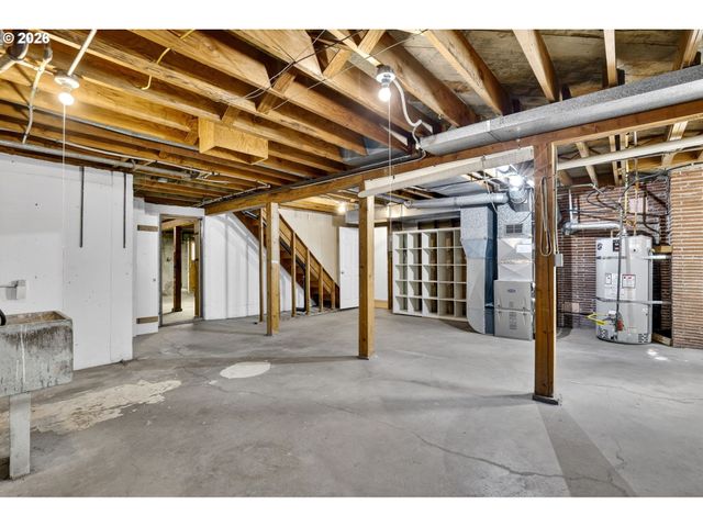 3435 Nw LURAY Ter, Portland, OR 97210