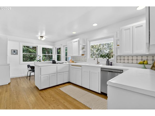 3435 Nw LURAY Ter, Portland, OR 97210