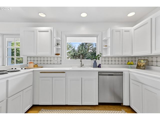 3435 Nw LURAY Ter, Portland, OR 97210