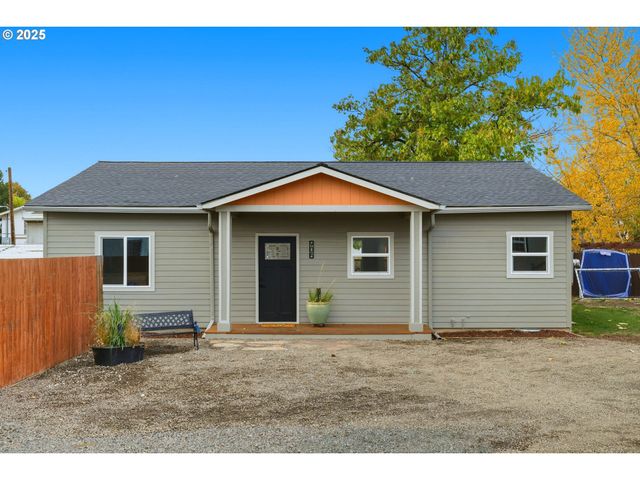 907 COWL St, Milton Freewater, OR 97862