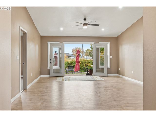 907 COWL St, Milton Freewater, OR 97862