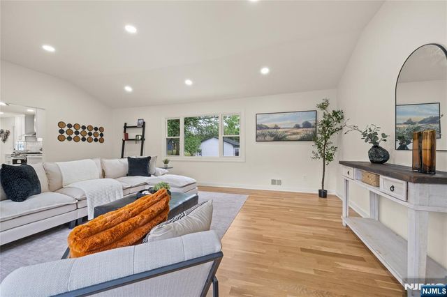 100 Pier Lane, Fairfield, NJ 07004