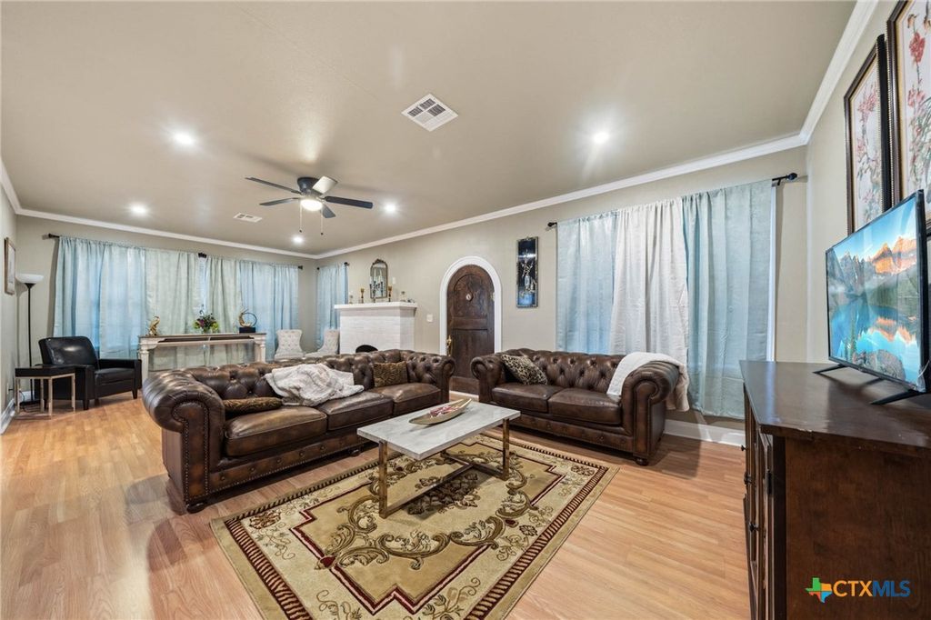 Image 10 of property listing at 1008 E Main Street, Gatesville, TX 76528