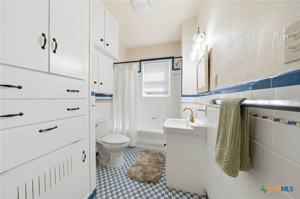 Image 23 of property listing at 1008 E Main Street, Gatesville, TX 76528
