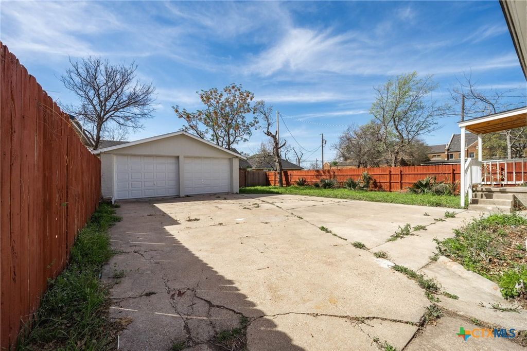 Image 6 of property listing at 1008 E Main Street, Gatesville, TX 76528