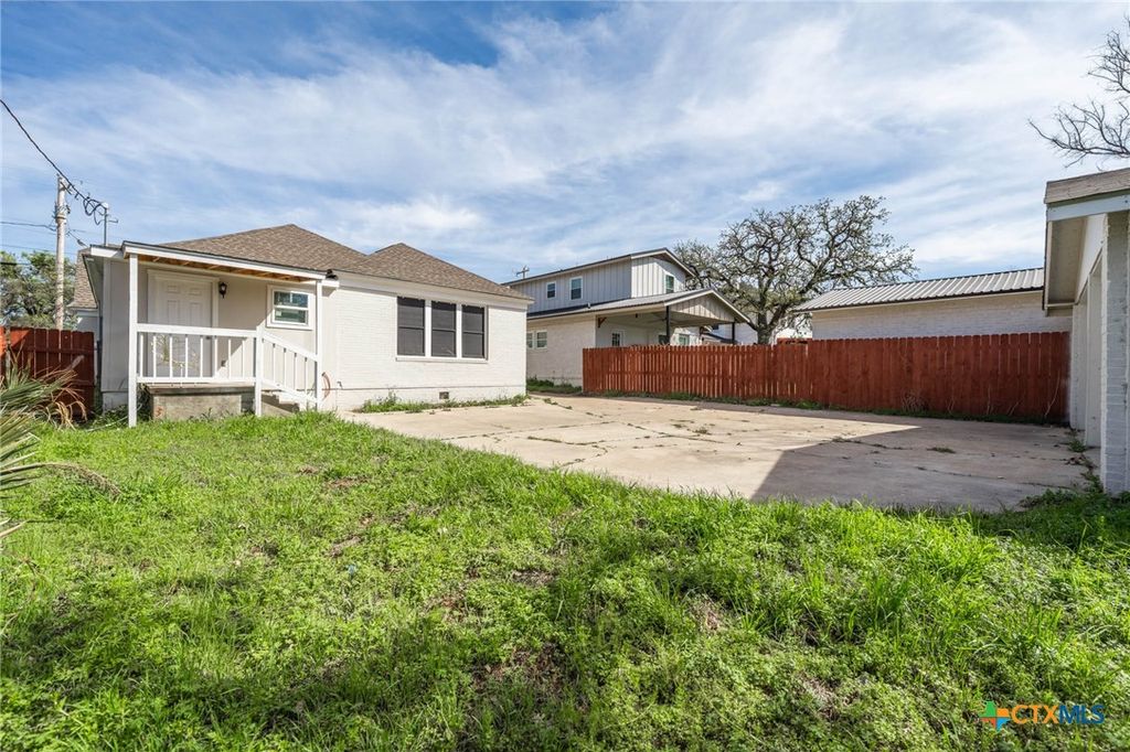 Image 8 of property listing at 1008 E Main Street, Gatesville, TX 76528