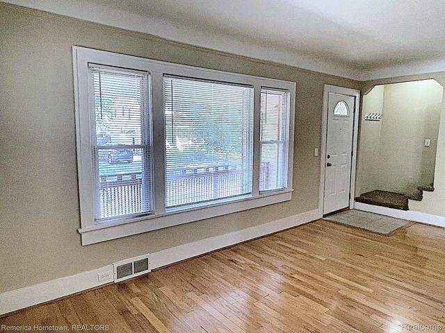 571 W Saratoga Street, Ferndale, MI 48220