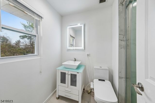 13 Munsey Rd, Emerson Boro, NJ 07630