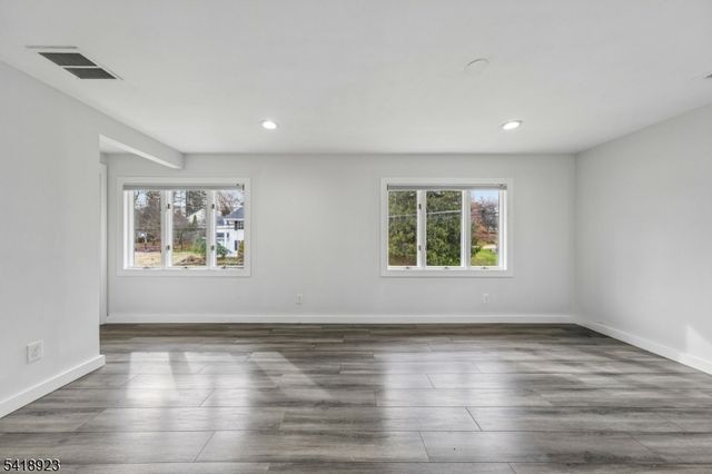 13 Munsey Rd, Emerson Boro, NJ 07630