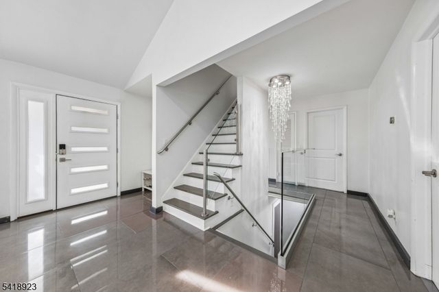 13 Munsey Rd, Emerson Boro, NJ 07630