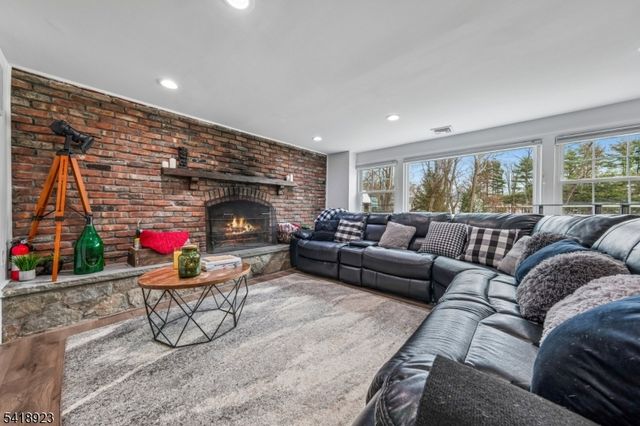 13 Munsey Rd, Emerson Boro, NJ 07630