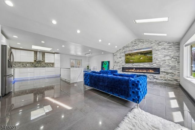 13 Munsey Rd, Emerson Boro, NJ 07630