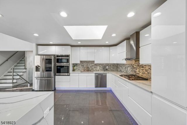 13 Munsey Rd, Emerson Boro, NJ 07630