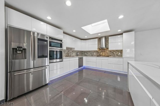 13 Munsey Rd, Emerson Boro, NJ 07630