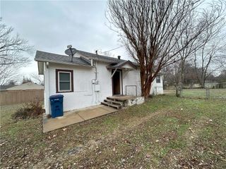 2003 S Carl Street, Siloam Springs, AR 72761