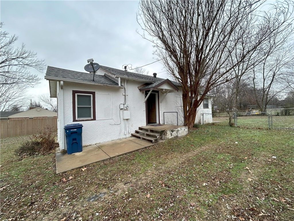 2003 S Carl Street, Siloam Springs, AR 72761