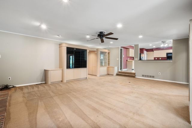 9 WHITECHAPEL DR, Mount Laurel, NJ 08054
