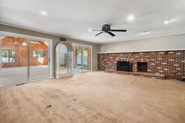 9 WHITECHAPEL DR, Mount Laurel, NJ 08054