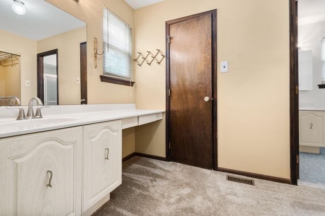 9 WHITECHAPEL DR, Mount Laurel, NJ 08054