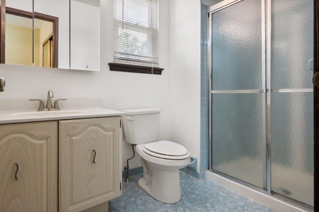 9 WHITECHAPEL DR, Mount Laurel, NJ 08054