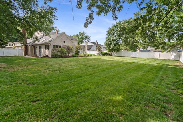 9 WHITECHAPEL DR, Mount Laurel, NJ 08054