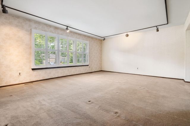 9 WHITECHAPEL DR, Mount Laurel, NJ 08054