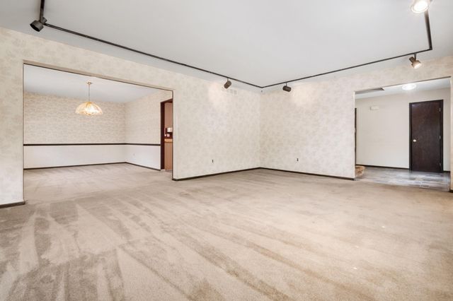 9 WHITECHAPEL DR, Mount Laurel, NJ 08054
