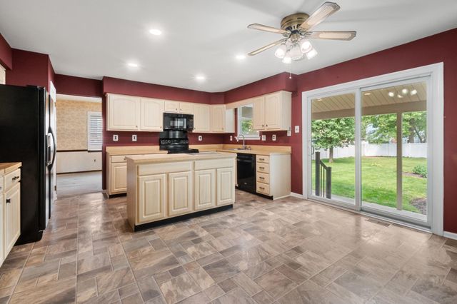 9 WHITECHAPEL DR, Mount Laurel, NJ 08054