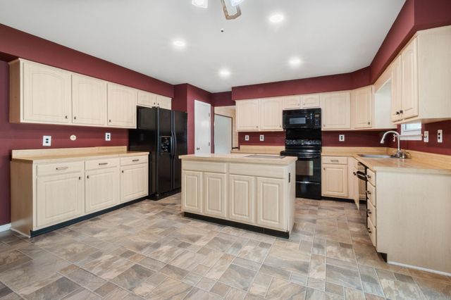 9 WHITECHAPEL DR, Mount Laurel, NJ 08054